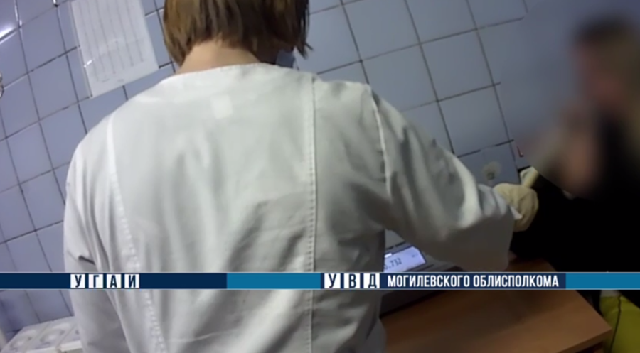 В Бобруйске 35-летняя автоледи села за руль «подшофе» и попалась 