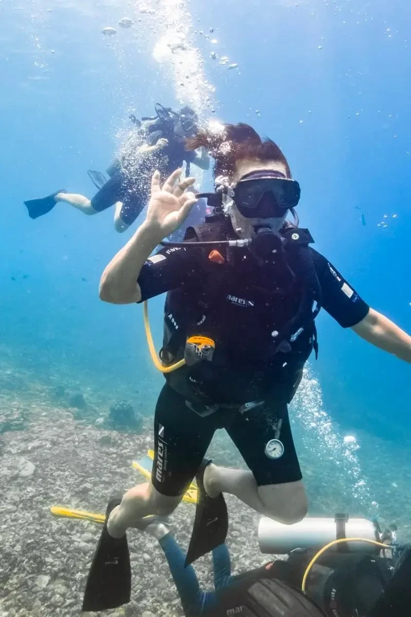 В 60 лет Нина Николаевна впервые нырнула с аквалангом во время отдыха на островах Гили (Индонезия).