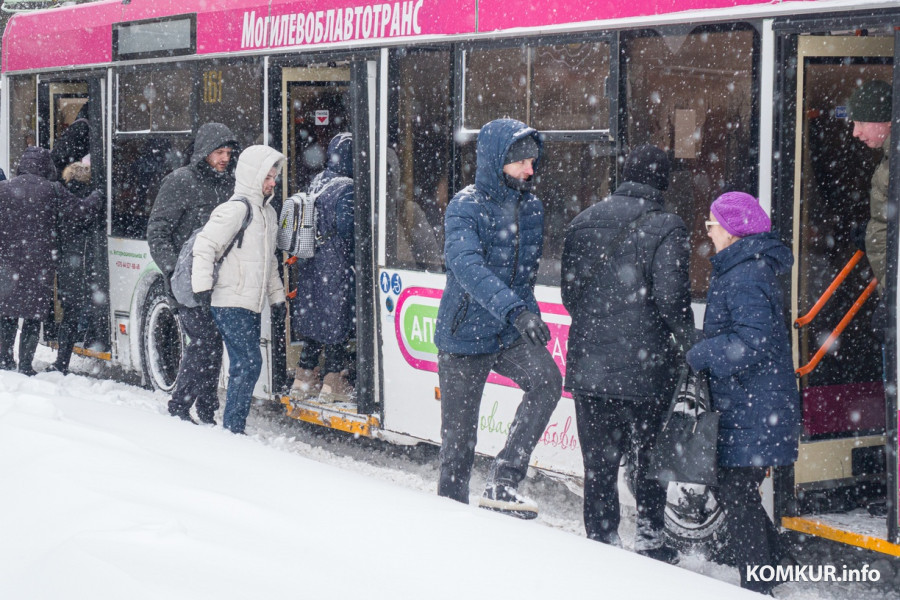 Могут ли в Беларуси наказать за опоздание на работу из-за непогоды: спросили у юриста
