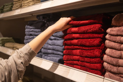 Могилевчанка целый месяц тайком выносила из магазина постельное белье и посуду