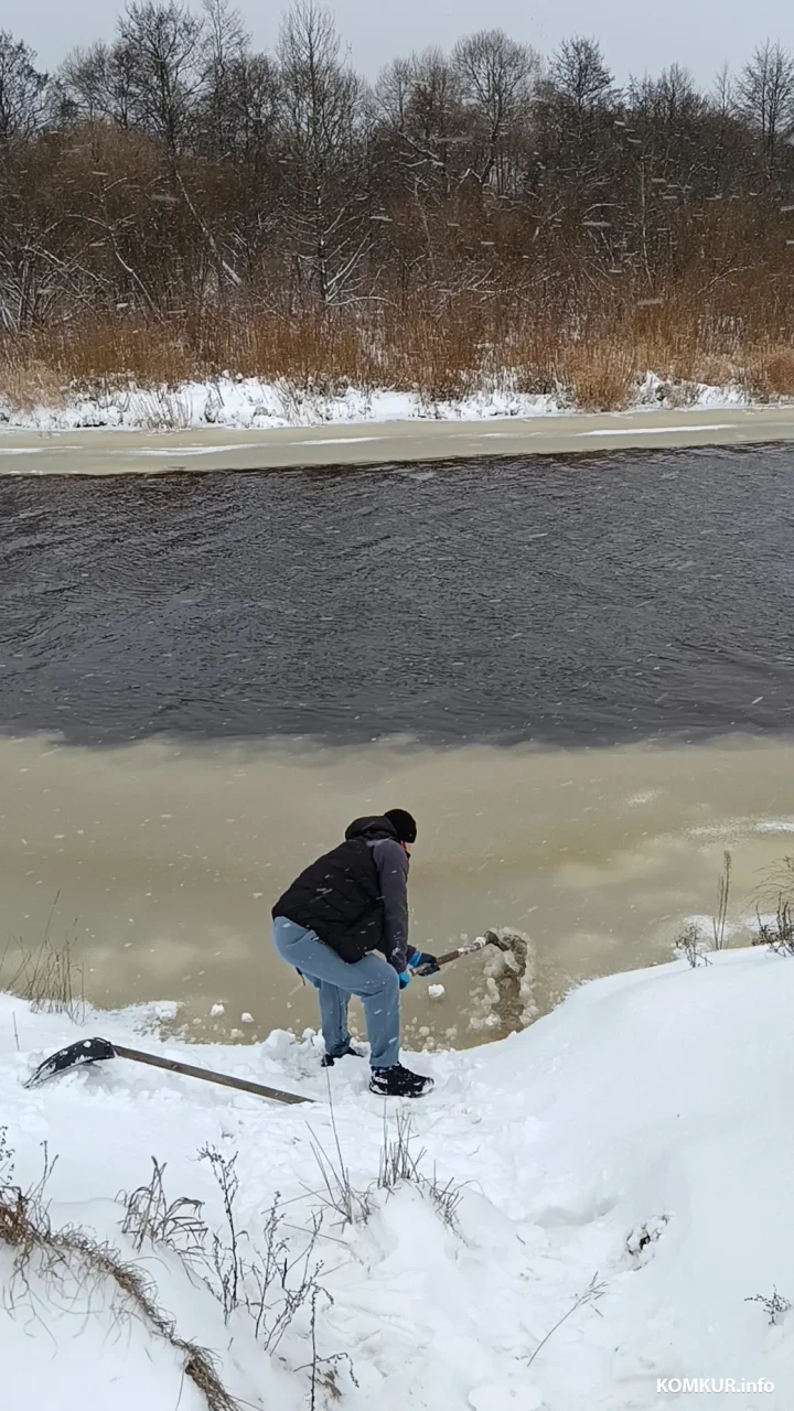 2.01.2026 г. Юрий Алёхна во время зимнего плавания на реке Птичь возле Глуска. Рубит лед.