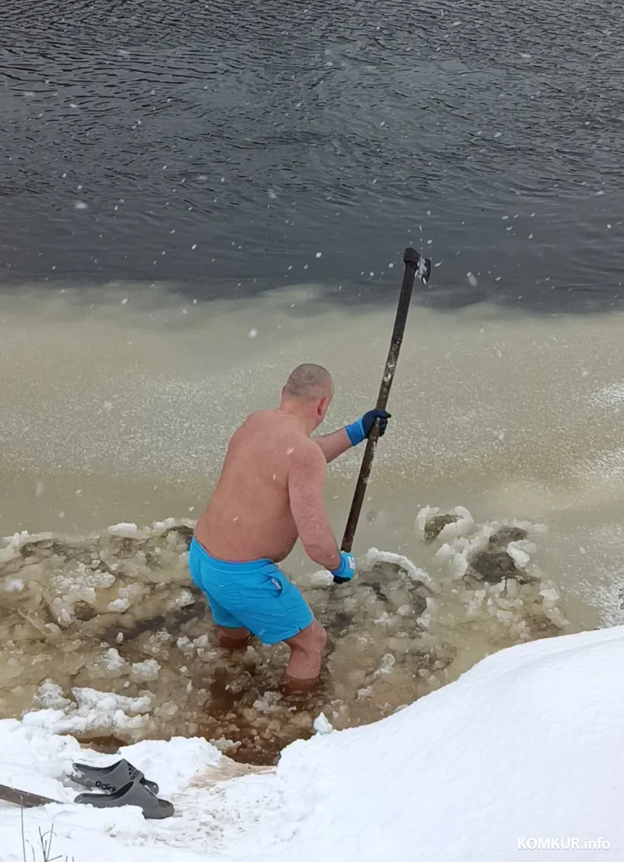 2.01.2026 г. Юрий Алёхна во время зимнего плавания на реке Птичь возле Глуска.