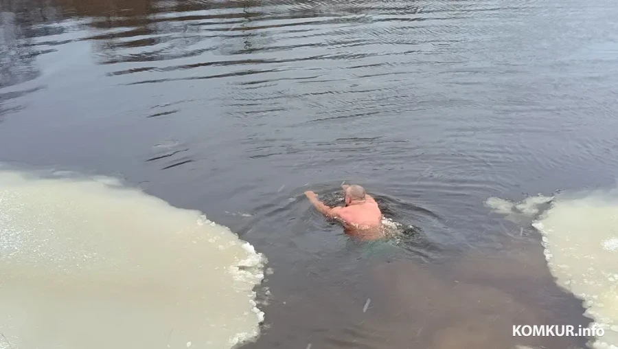 2.01.2026 г. Юрий Алёхна во время зимнего плавания на реке Птичь возле Глуска.