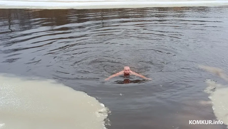 2.01.2026 г. Юрий Алёхна во время зимнего плавания на реке Птичь возле Глуска.