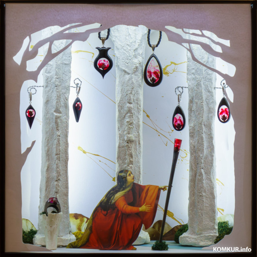 08.01.2026. Бобруйский художественный музей. Произведения  дизайнера-ювелира Дениса Барановского. «Аленький цветочек». Фото: Александр ЧУГУЕВ..