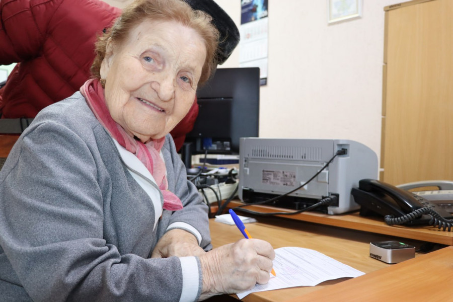 Трудилась в тылу вместе со взрослыми, воспитала троих детей: в Бобруйске поздравили столетнюю пенсионерку 