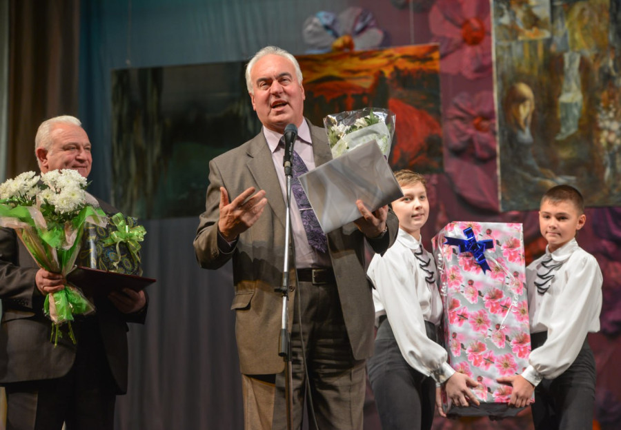 Праздничный вечер, посвященный 35-летию детской школы искусств №4 им.В.А.Домарада. Директор детской школы искусств №1 им. Тикоцкого Николай Шлык и директор парка культуры и отдыха Александр Виноградов.