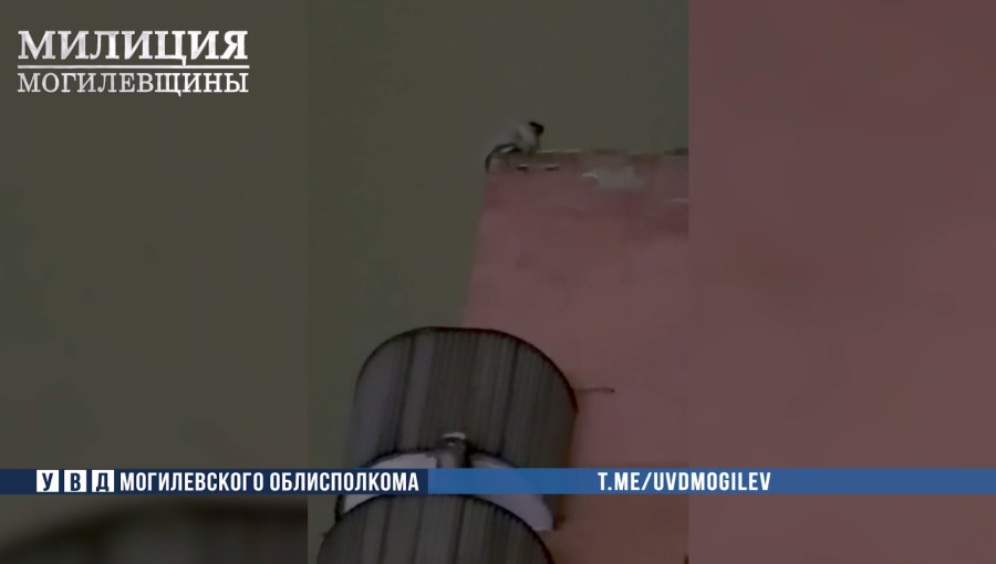 Поссорился с девушкой и хотел спрыгнуть: в Могилеве сотрудник ОМОНа спас молодого парня с крыши многоэтажки