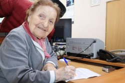 Трудилась в тылу вместе со взрослыми, воспитала троих детей: в Бобруйске поздравили столетнюю пенсионерку 