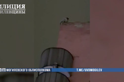 Поссорился с девушкой и хотел спрыгнуть: в Могилеве сотрудник ОМОНа спас молодого парня с крыши многоэтажки