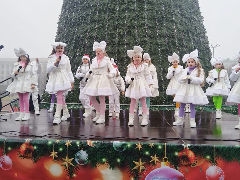 «Всегда ставим живую елку, чтобы праздник был с запахом леса». О чем мечтают взрослые и дети, встречая Новый год   