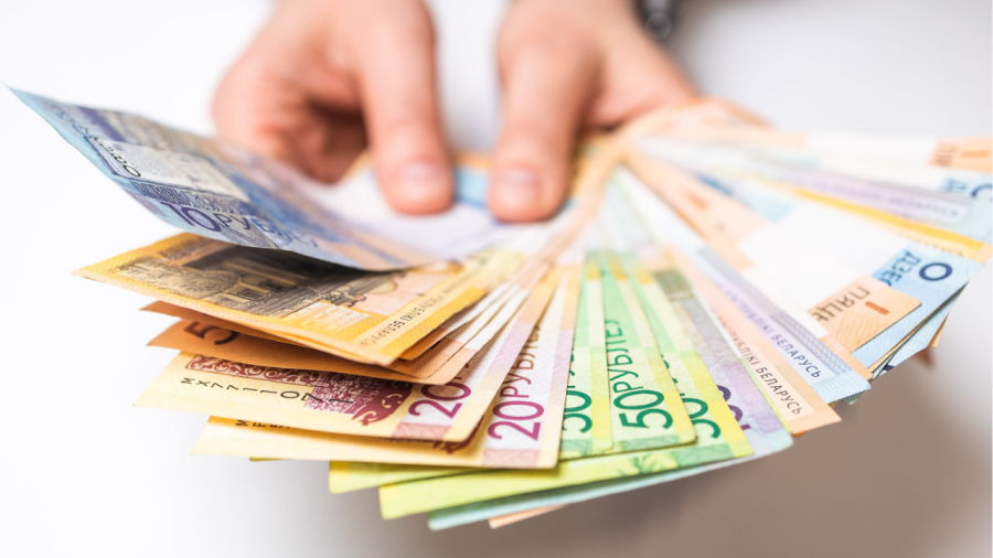 Брестчанин спрятал деньги в тайник и лишился 30 тысяч рублей