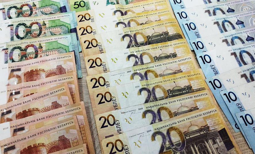 В Могилеве работница банка брала деньги из закрепленной за ней кассы и присвоила более 81 тыс. рублей