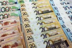 В Могилеве работница банка брала деньги из закрепленной за ней кассы и присвоила более 81 тыс. рублей