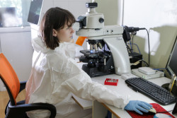 В России в центре Гамалеи выпустили первые три тестовые серии вакцины от рака