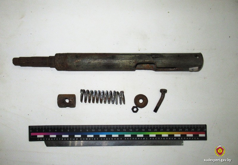 Детали самодельного оружия исследовали эксперты. Фото: ГКСЭ РБ.