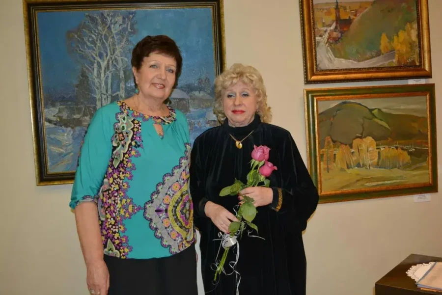 Людмила Уланова (справа) с участницей ансамбля «Вдохновение» Раисой Бодюл после концерта. 2020 г.