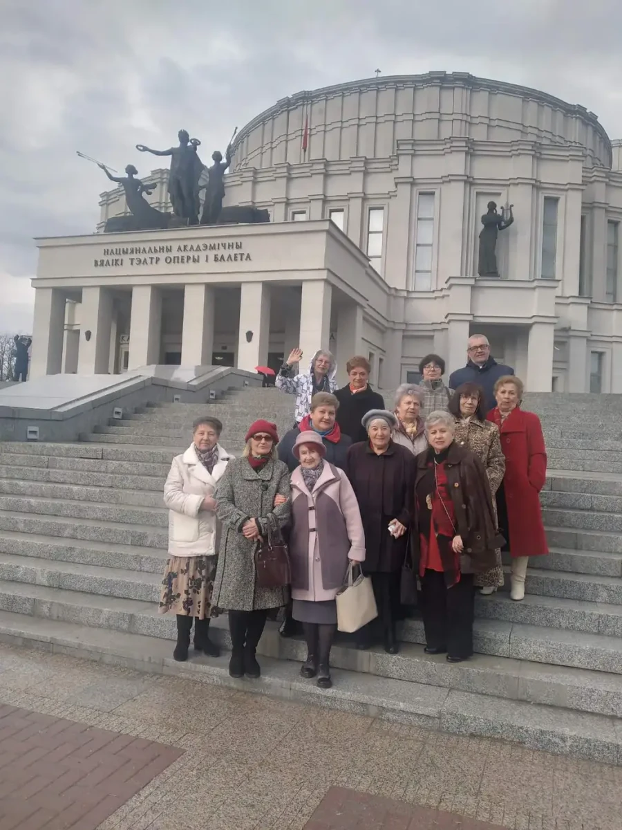 Людмила Борисовна Уланова (во втором ряду крайняя справа) во время поездки в Большой театр с участниками клуба педагогов-ветеранов «Настаўнік». 2024 г.