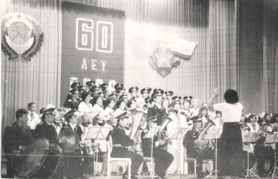 Раиса Бодюл руководит армейским хором в Зябровке