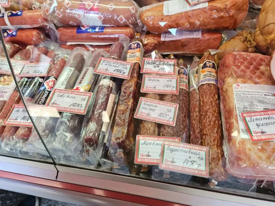 Кило сырокопченой колбаски – 54 рубля, сарделек – 25. Заглянем на ярмарку белорусских товаров в Магадане