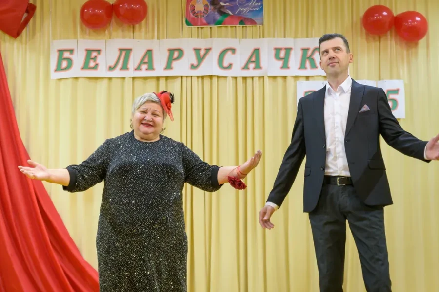 Людмила Кадунова и Сергей Смоликов на фестивале творчества «Беларусачка-2025» в ДК УП «Универсал Бобруйск» ОО «Белорусское общество глухих». Фото из архива редакции.