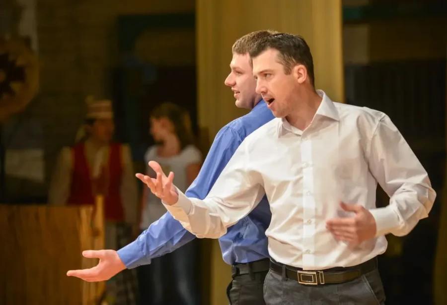 Сергей Смоликов и Иван Якович выступают на благотворительной акции "От всей души" ко Дню инвалида. Бобруйск, 2023 год. Фото из архива редакции.