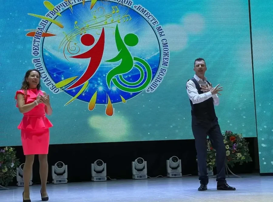 Сергей Смоликов на областном смотре-конкурсе художественного творчества инвалидов "Вместе мы сможем больше". Фото из личного архива героя.