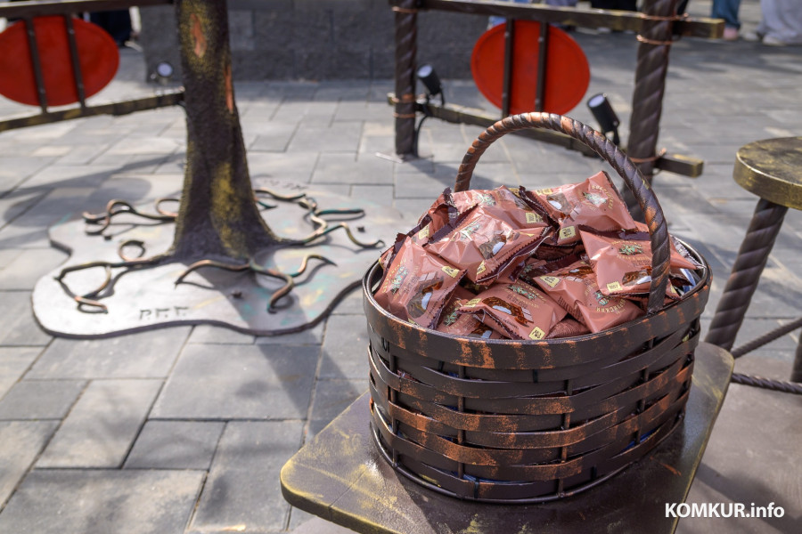 16.09.2025 г. Бобруйск. Торжественное открытие арт-объекта «Яблоня» на пешеходной зоне Социалистической улицы. Фото: Александр ЧУГУЕВ