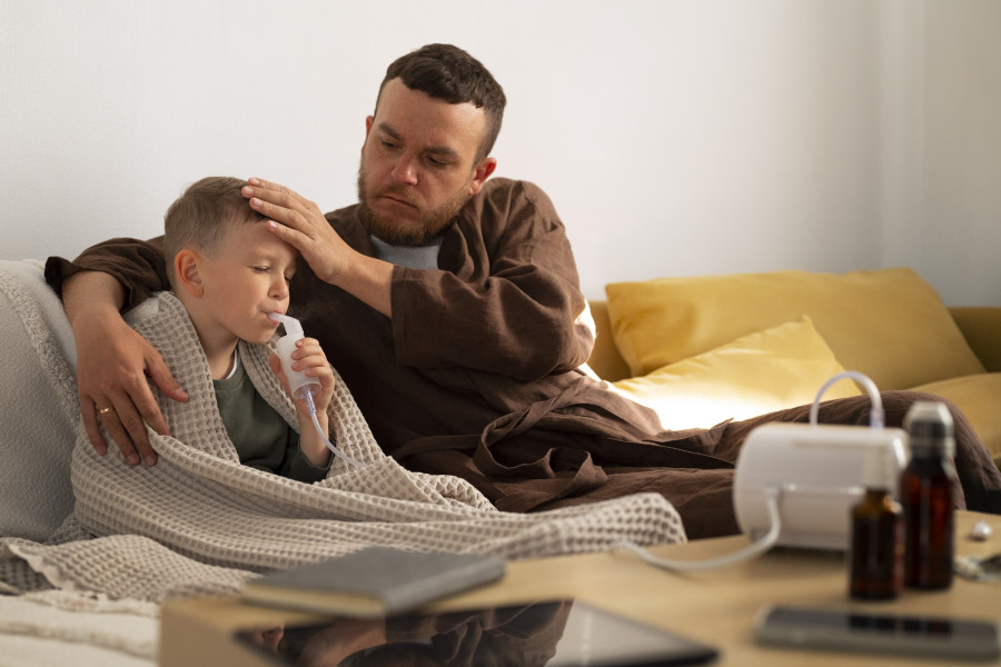 Может ли папа взять больничный по уходу за старшим ребенком, если мама в декрете с младшим: ответили в Минтруда