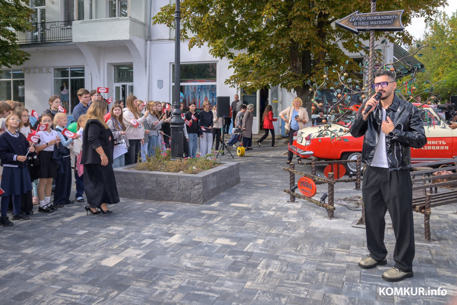 16.09.2025 г. Бобруйск. Торжественное открытие арт-объекта «Яблоня» на пешеходной зоне Социалистической улицы. Фото: Александр ЧУГУЕВ