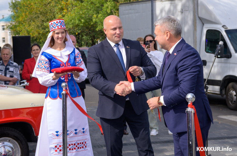 16.09.2025 г. Бобруйск. Торжественное открытие арт-объекта «Яблоня» на пешеходной зоне Социалистической улицы. Фото: Александр ЧУГУЕВ
