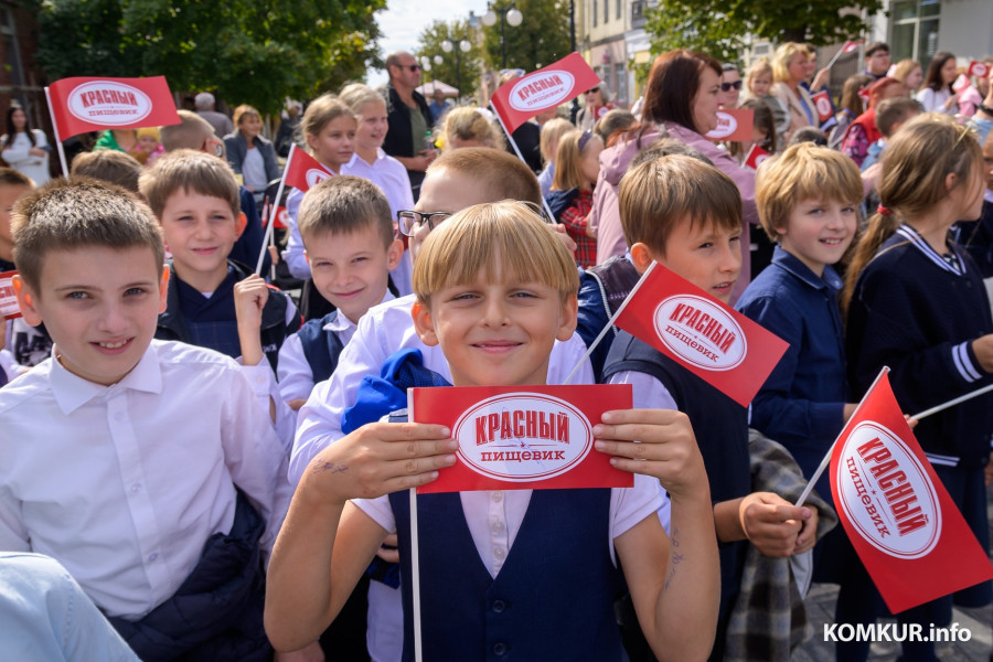 16.09.2025 г. Бобруйск. Торжественное открытие арт-объекта «Яблоня» на пешеходной зоне Социалистической улицы. Фото: Александр ЧУГУЕВ