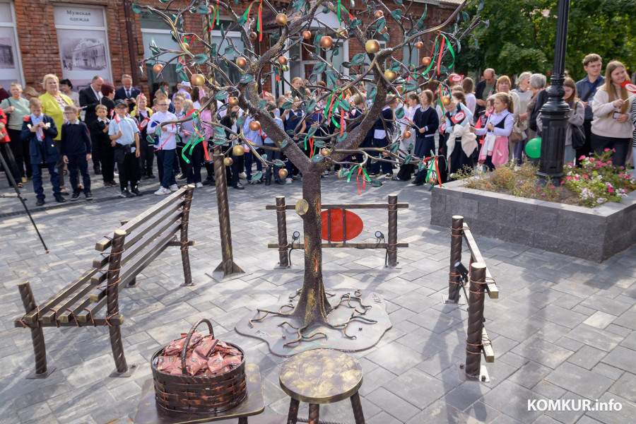 16.09.2025 г. Бобруйск. Торжественное открытие арт-объекта «Яблоня» на пешеходной зоне Социалистической улицы. Фото: Александр ЧУГУЕВ