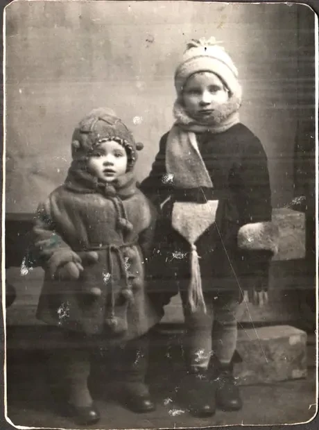 Слева маленькая Нина Михайлова 