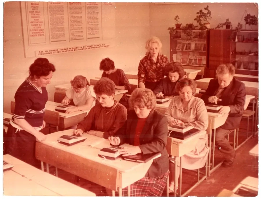 Нина Стародубцева учит учителей обращаться с калькуляторами 