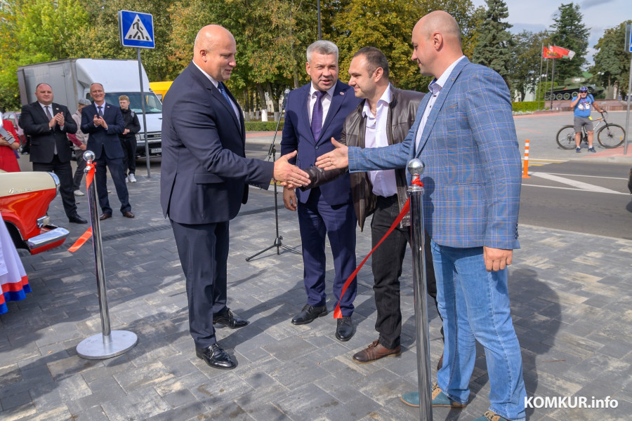 16.09.2025. Социалистическая улица. Торжественное открытие арт-объекта «Яблоня» на пешеходной зоне Социалистической улицы. Председатель Бобруйского исполнительного комитета Максим Гурин, директор ОАО «Красный пищевик», начальник ремонтно-механического участка Роман Гожак, инженер по внедрению новой техники и технологии Игорь Шалагинов.