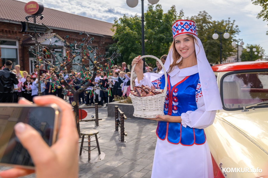 16.09.2025 г. Бобруйск. Торжественное открытие арт-объекта «Яблоня» на пешеходной зоне Социалистической улицы. Фото: Александр ЧУГУЕВ