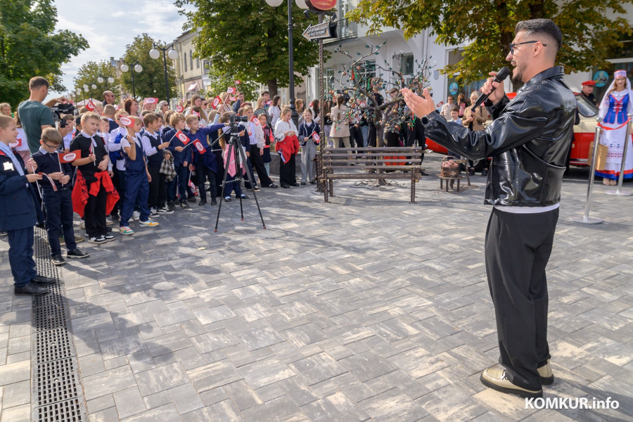 16.09.2025 г. Бобруйск. Торжественное открытие арт-объекта «Яблоня» на пешеходной зоне Социалистической улицы. Фото: Александр ЧУГУЕВ