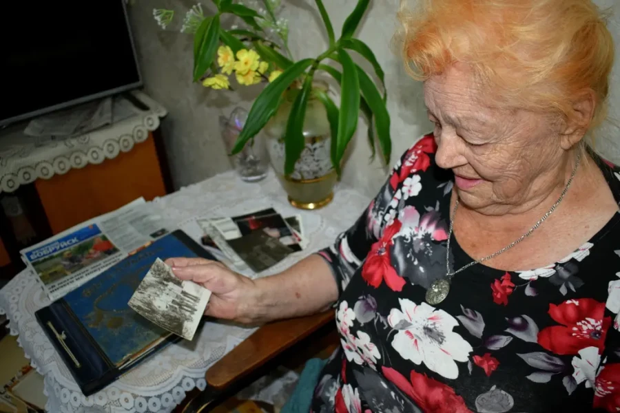 12.09.2025. Нина Стародубцева листает свой альбом. 