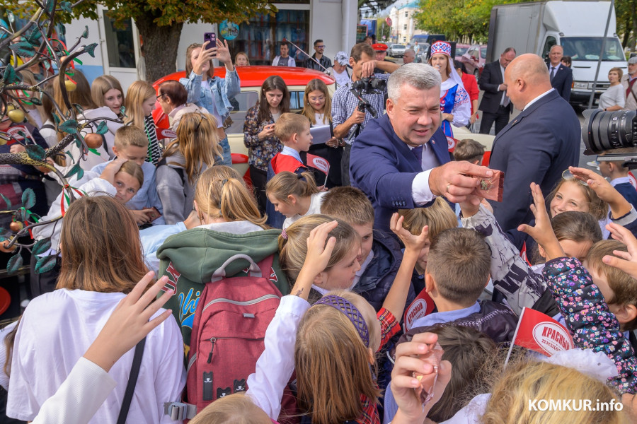 16.09.2025 г. Бобруйск. Торжественное открытие арт-объекта «Яблоня» на пешеходной зоне Социалистической улицы. Фото: Александр ЧУГУЕВ
