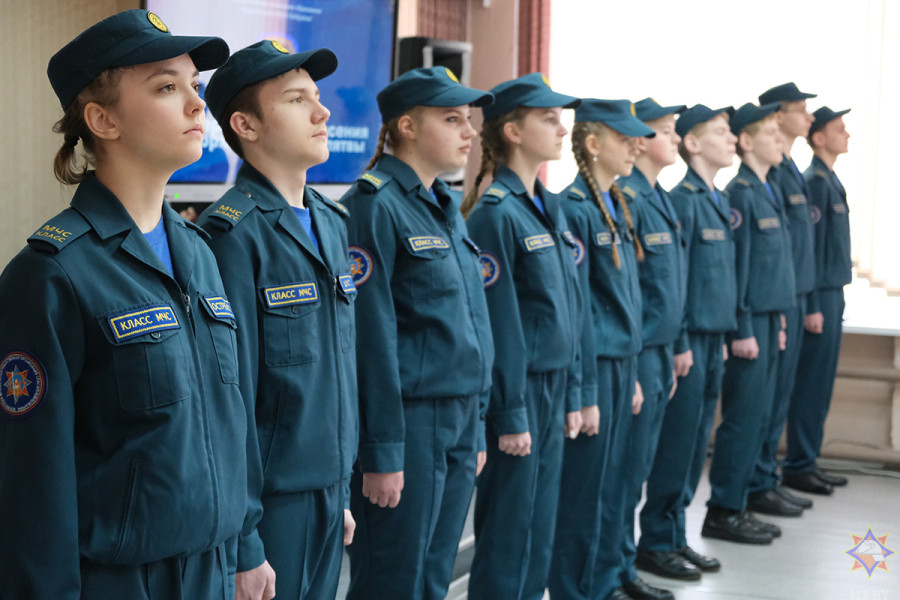 В средней школе №24 прошла церемония посвящения в пожарных-спасателей 