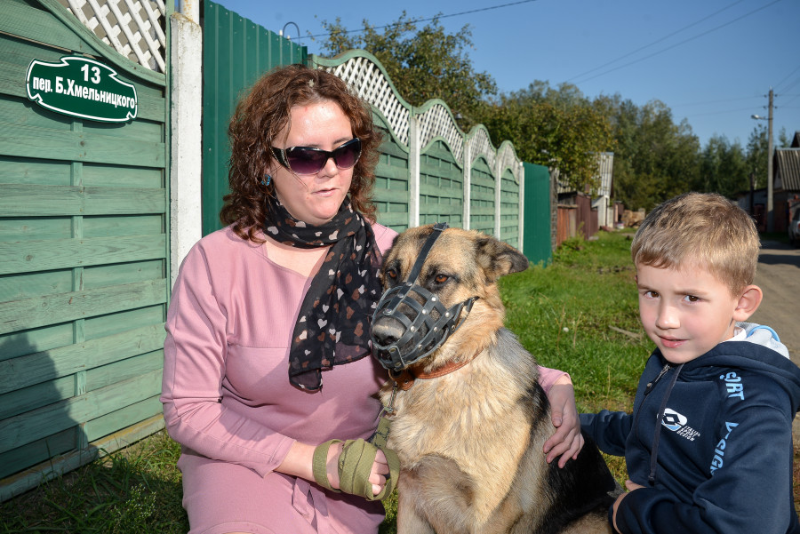Марина Абазовик вместе с младшим сыном Леонидом выгуливают собаку Герду. Фото Александра ЧУГУЕВА, архив редакции.