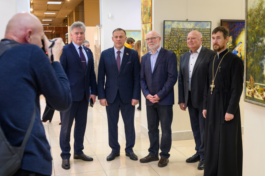 Начальник отдела культуры Бобруйского горисполкома Вадим Щербич, заместитель председателя Бобруйского горисполкома Владимир Книга, художник Анатолий Концуб, заслуженный деятель культуры Республики Беларусь Анатолий Синковец, секретарь Бобруйского епархиального управления протоиерей Сергий Коровинский. Юбилейная выставка живописи и керамики Анатолия Концуба «Дорога домой», приуроченная к 75-летию художника, 2024 г. Фото Александра ЧУГУЕВА, архив редакции.