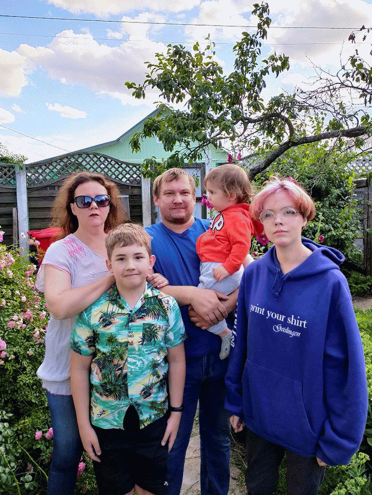 Марина Абазовик с мужем и детьми. Фото из семейного архива героини.