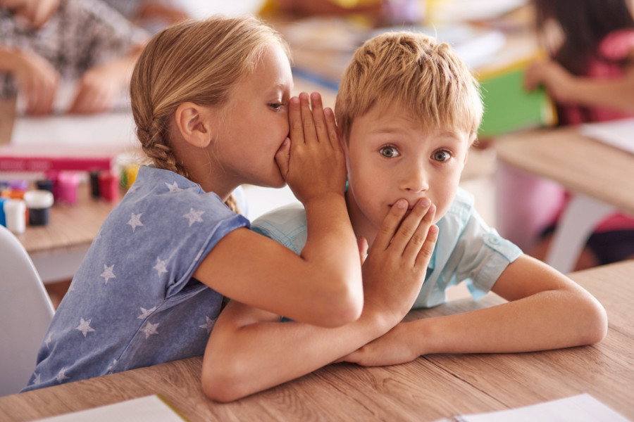 «Дочка делится в детском саду тем, что происходит дома. Как объяснить ей, что так делать не надо?» Комментирует психолог