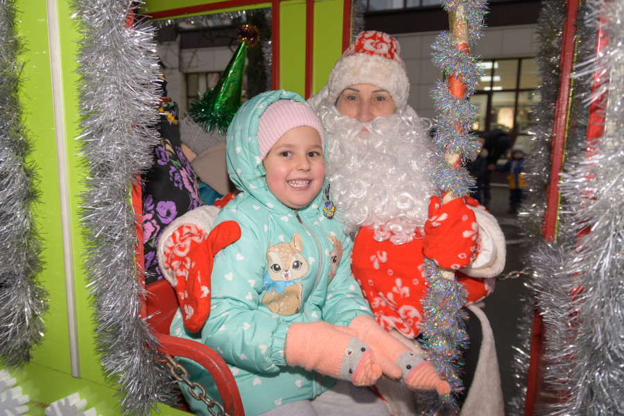 15.12.2025. Социалистическая улица – площадь имени В.И.Ленина. Театрализованное шествие Дедов Морозов и Снегурочек «И весело, и дружно встречаем Новый 2026 год!»