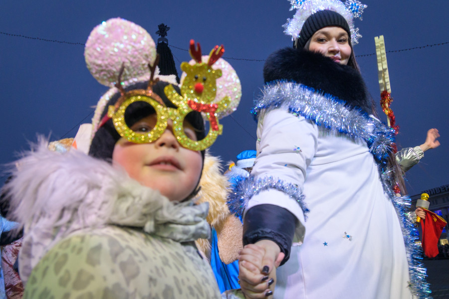 15.12.2025. Социалистическая улица – площадь имени В.И.Ленина. Театрализованное шествие Дедов Морозов и Снегурочек «И весело, и дружно встречаем Новый 2026 год!»