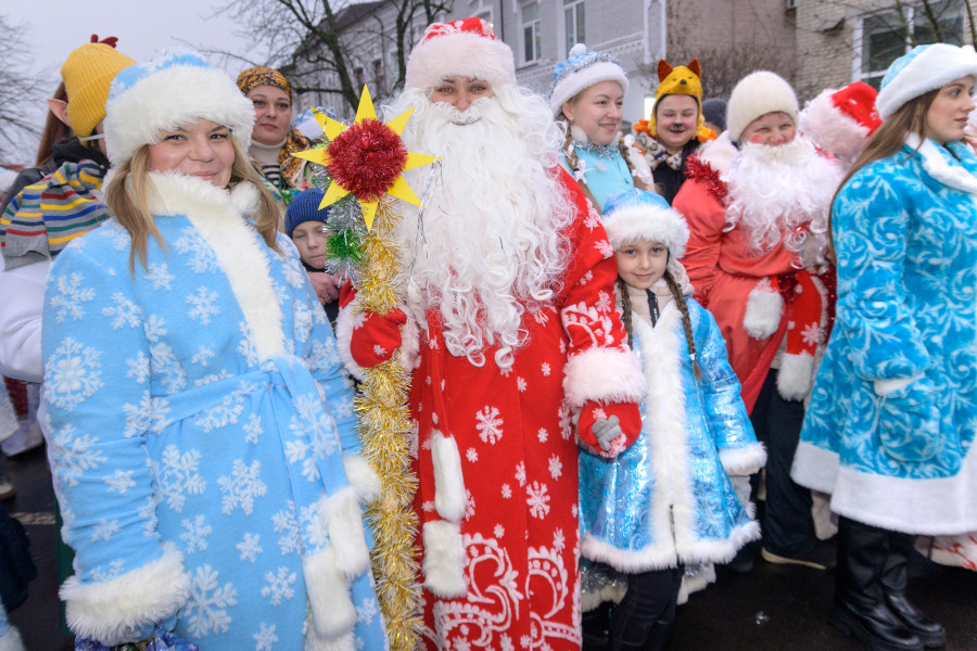15.12.2025. Социалистическая улица – площадь имени В.И.Ленина. Театрализованное шествие Дедов Морозов и Снегурочек «И весело, и дружно встречаем Новый 2026 год!»