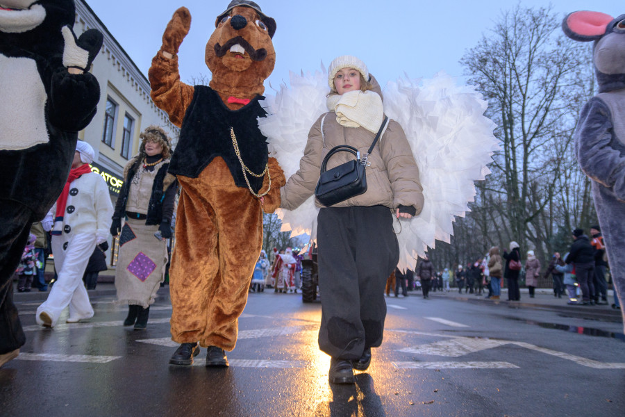 15.12.2025. Социалистическая улица – площадь имени В.И.Ленина. Театрализованное шествие Дедов Морозов и Снегурочек «И весело, и дружно встречаем Новый 2026 год!»