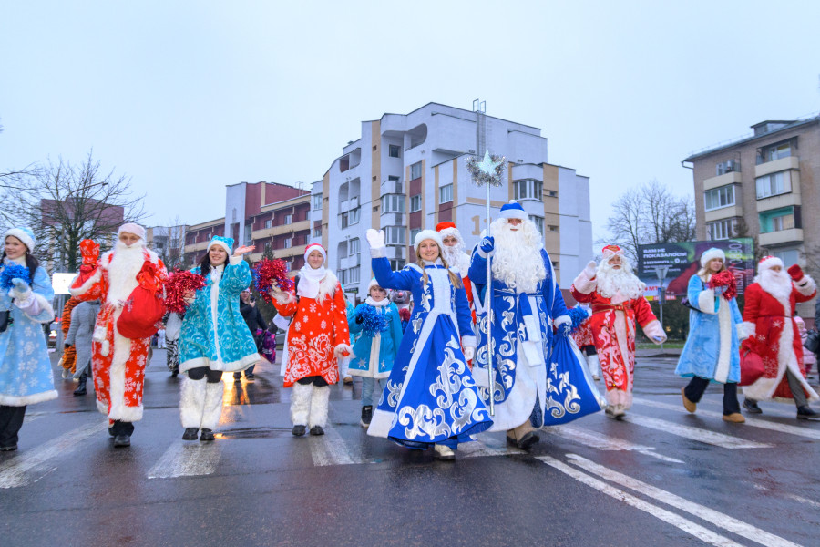 15.12.2025. Социалистическая улица – площадь имени В.И.Ленина. Театрализованное шествие Дедов Морозов и Снегурочек «И весело, и дружно встречаем Новый 2026 год!»